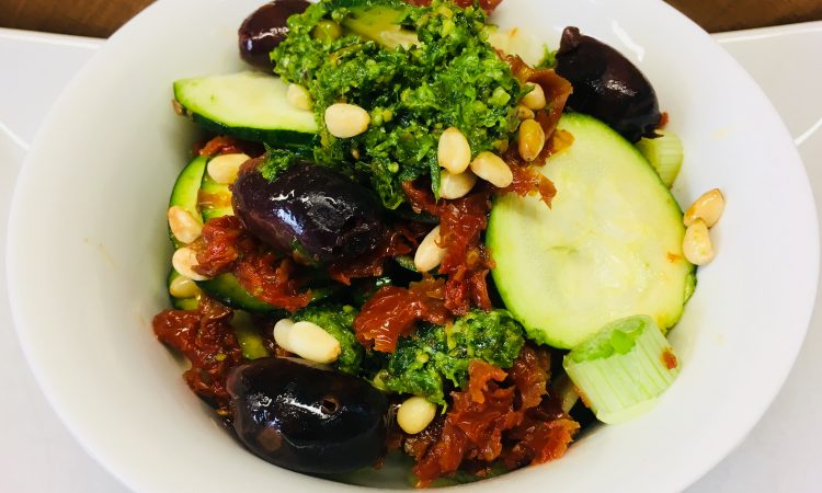 Zucchini Salat mit Tomaten, Oliven und Pesto