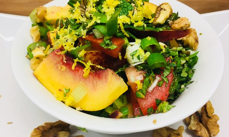 Tomaten Salat mit Pfirsich, Walnüssen und Minze