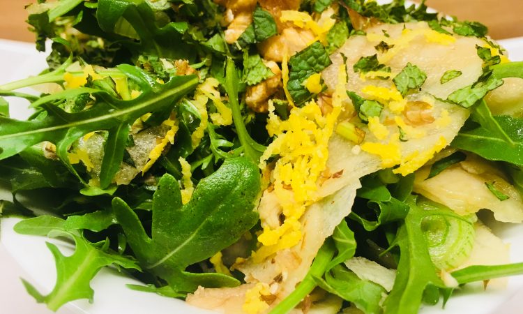 Rucola Salat mit Birne, Walnüssen und Roquefort