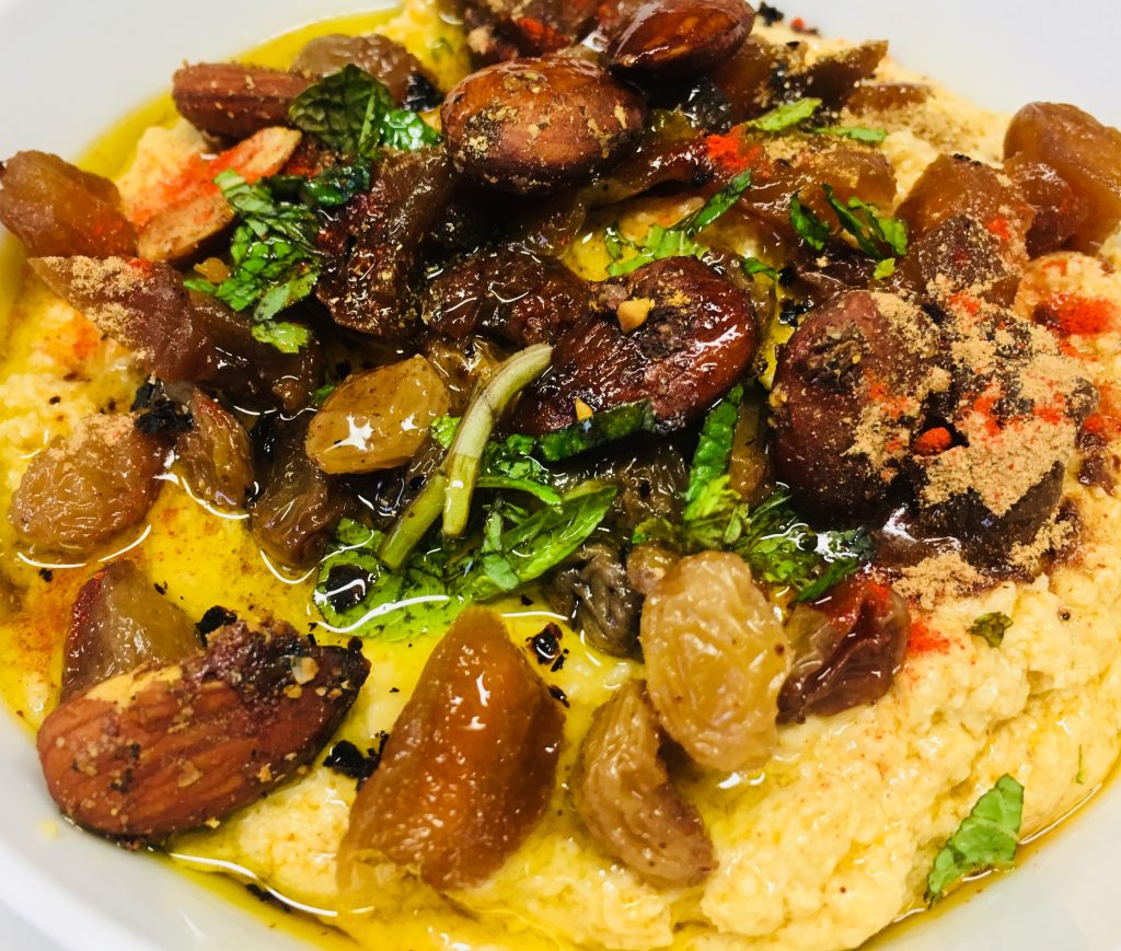 Marokkanischer Hummus mit Aprikosen, Rosinen, Mandeln und Zimt