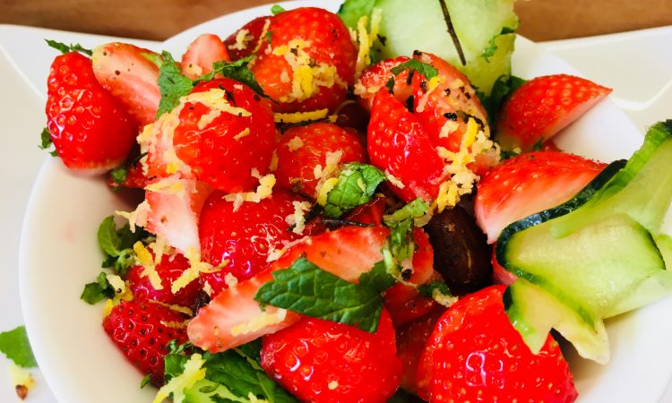Erdbeer Gurken Salat mit Minze, Mandeln und Basilikum