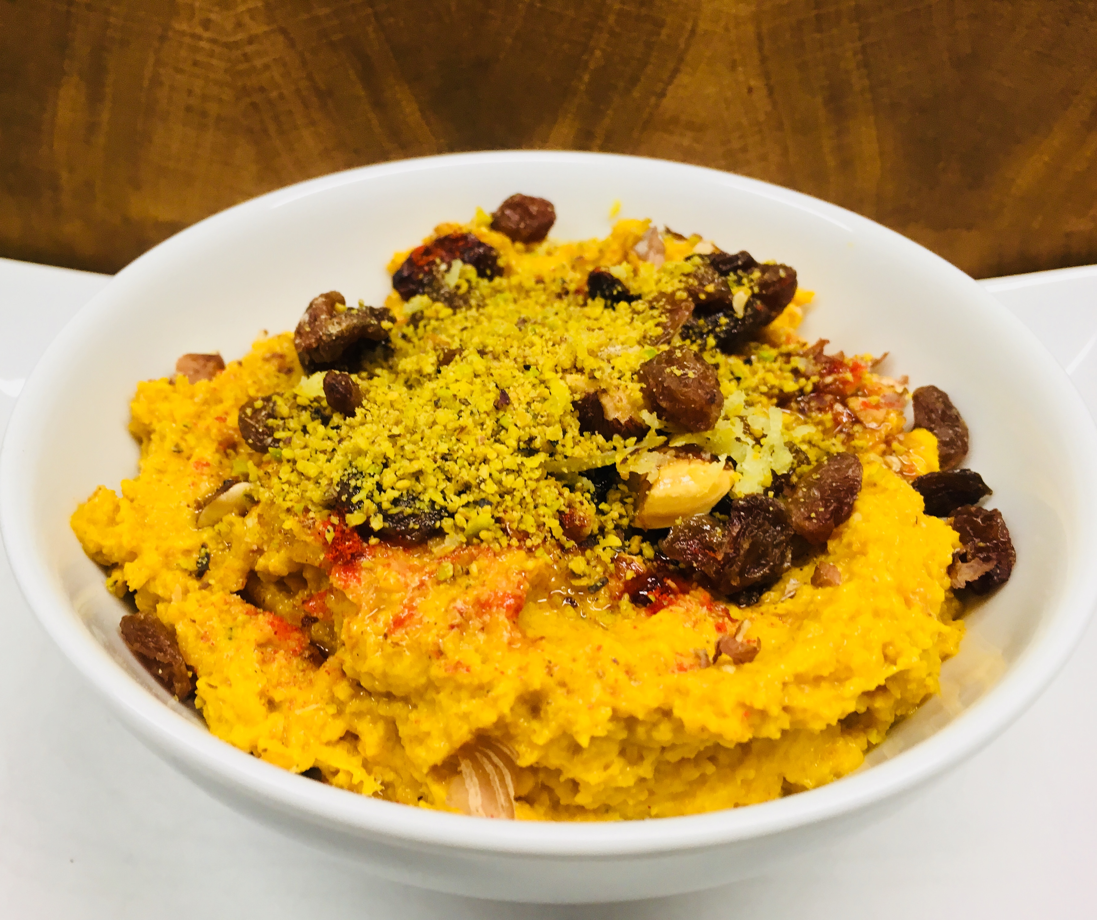 Karotten Hummus mit Ingwer, Rosinen und Pistazien