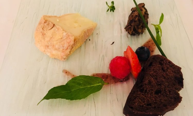 Livarot mit einer Gemüsepaste mit Feigenpüree und Kakaobrot