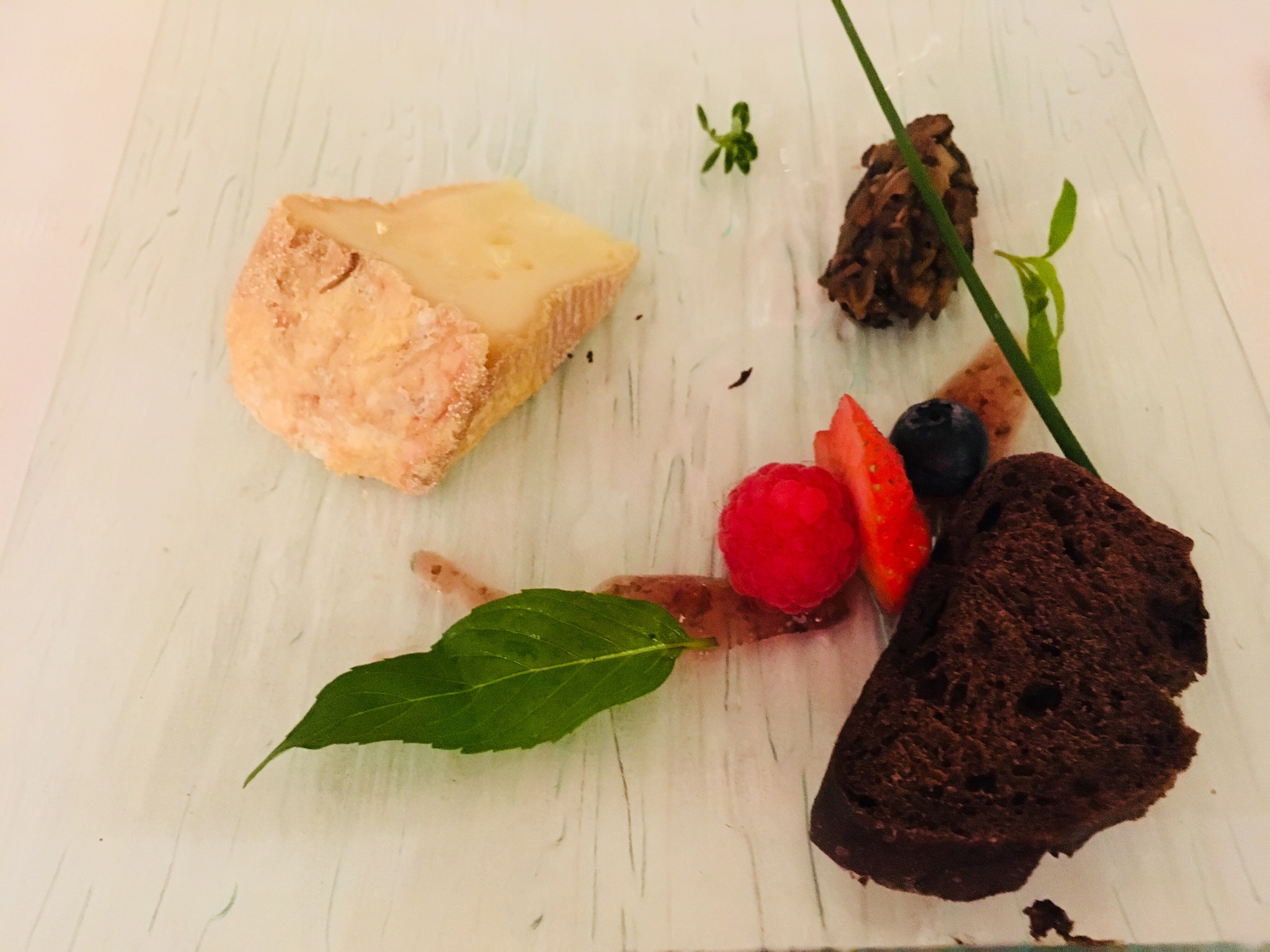 Livarot mit einer Gemüsepaste mit Feigenpüree und Kakaobrot