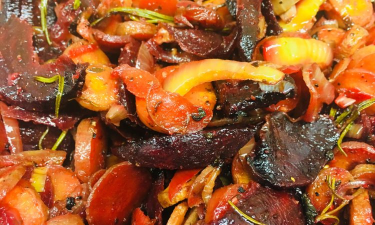 Beta Carotin Salat aus gerösteten Karotten und Rote Bete