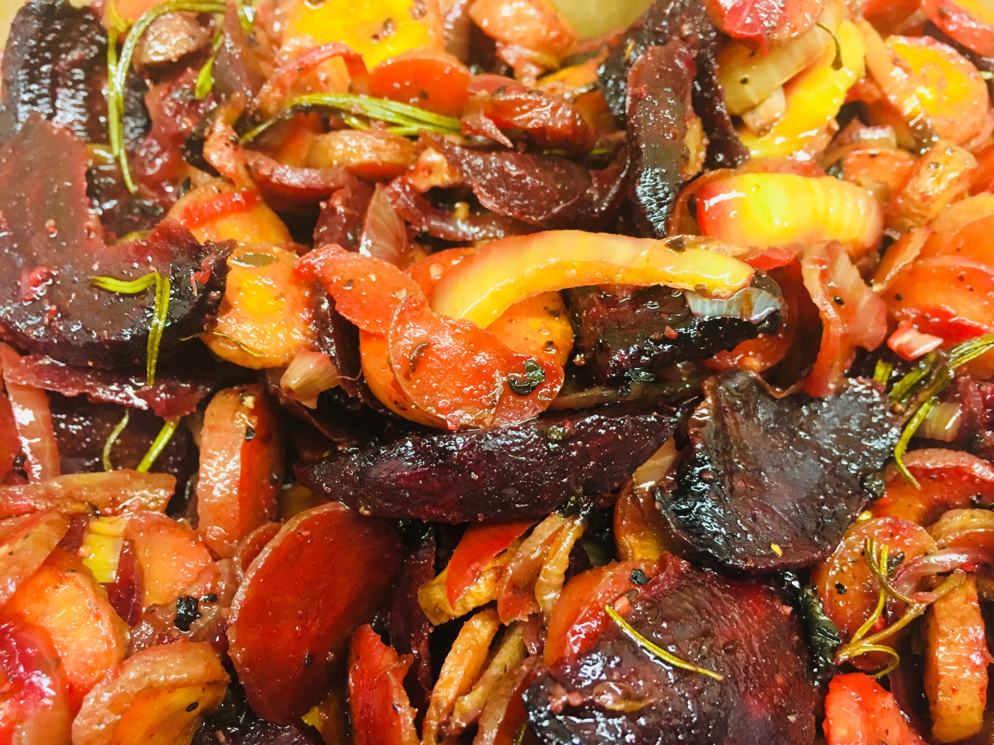 Beta Carotin Salat aus gerösteten Karotten und Rote Bete