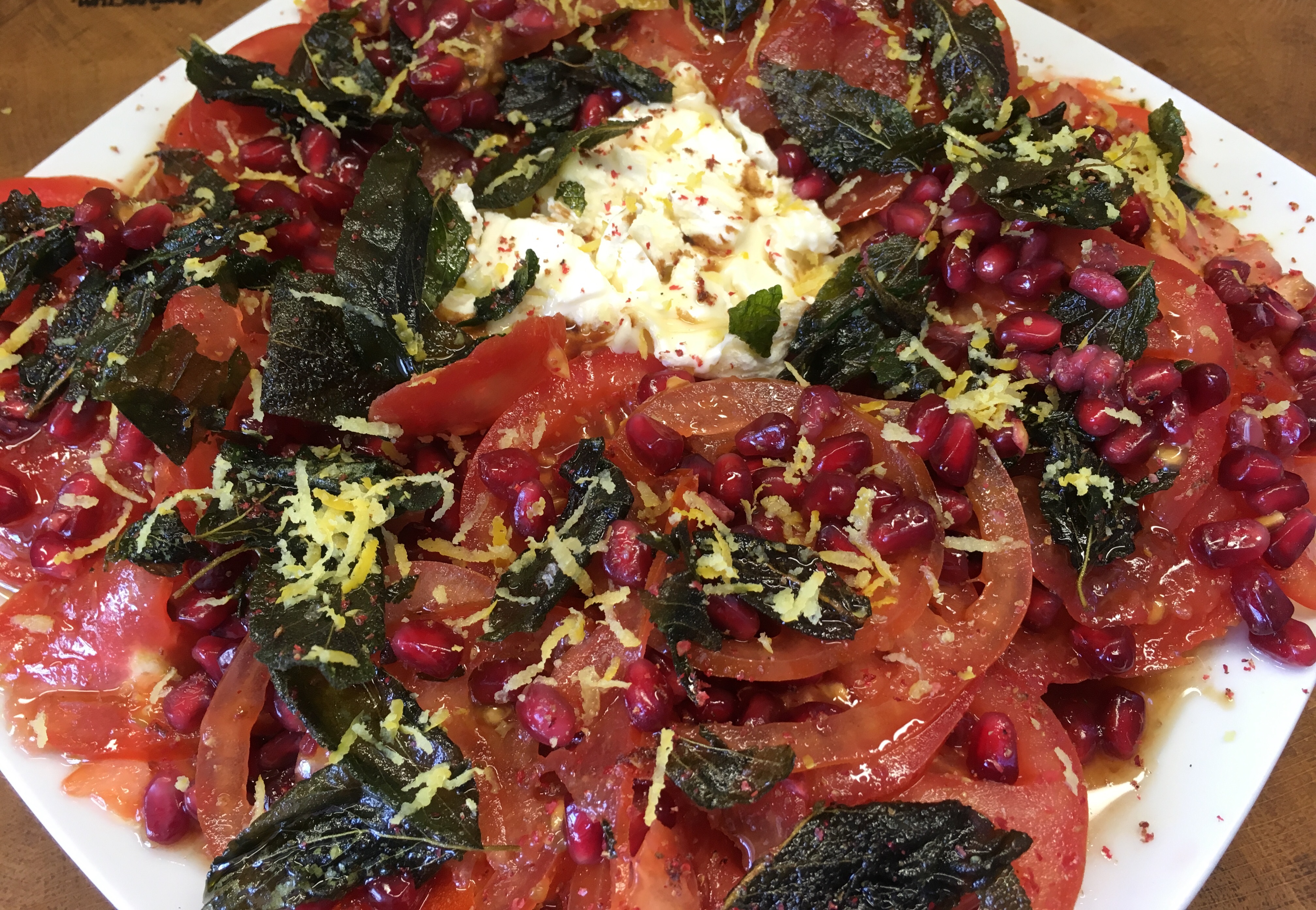 Tomaten mit Granatapfelsirup und knusprigen Salbeiblättern