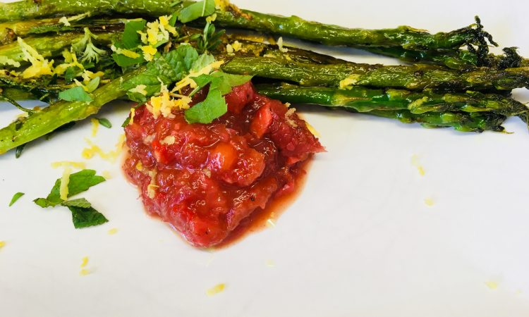 Gerösteter grüner Spargel mit Erdbeer Chutney