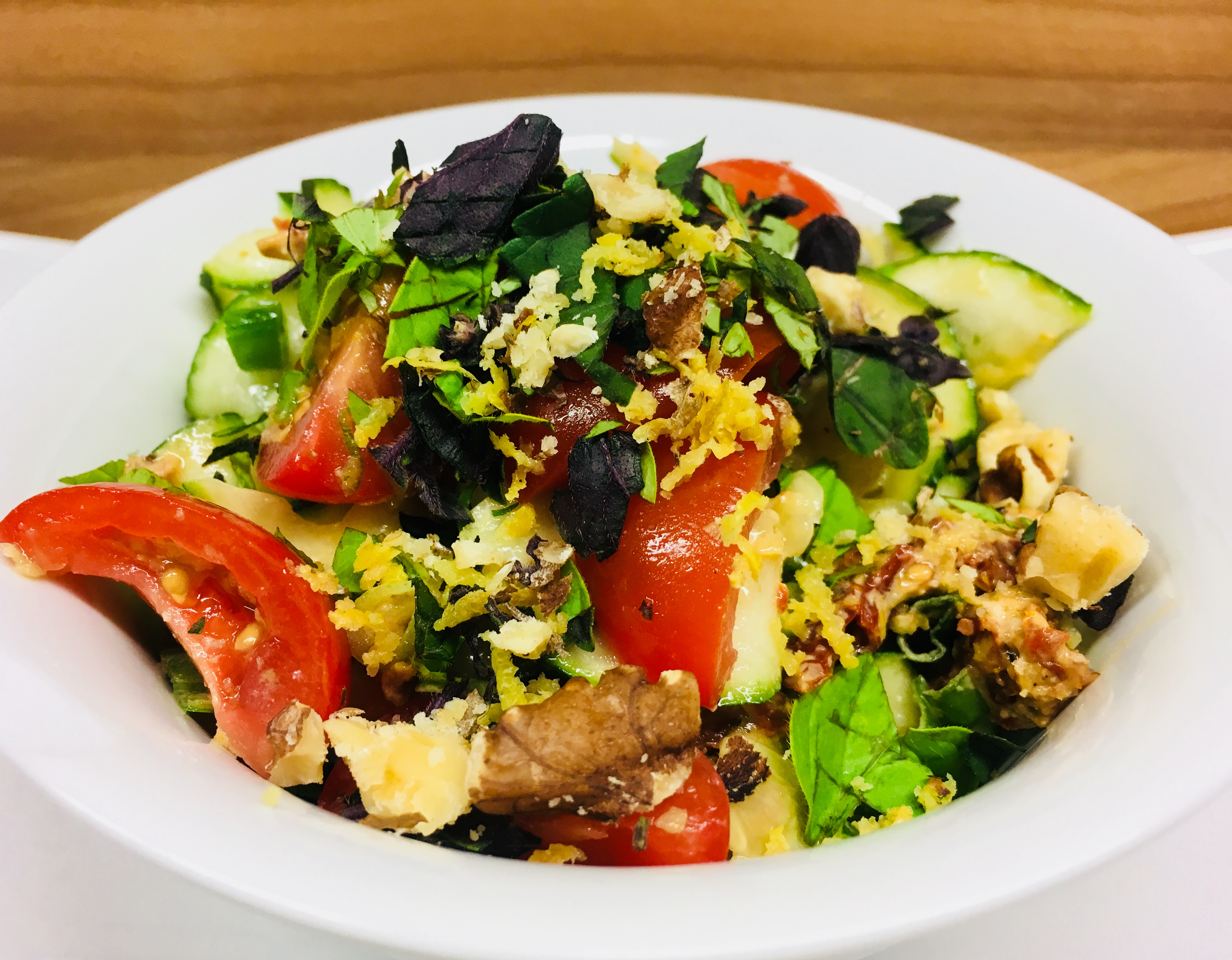 Zucchini Pasta mit Walnuss Tomaten Cashew Sauce