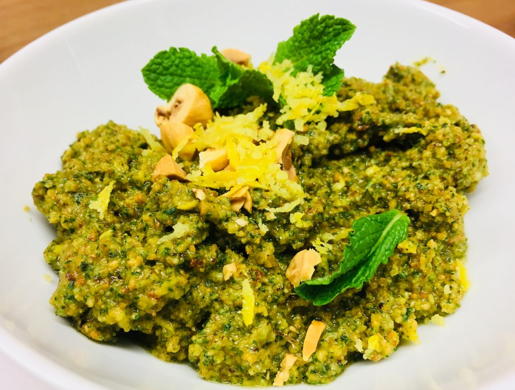 Haselnuss-Zitronen-Minze Pesto