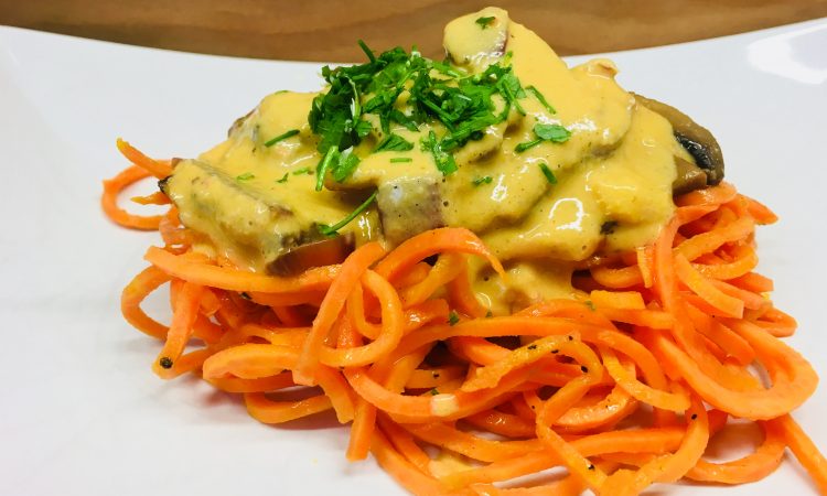 Süßkartoffel Pasta mit marinierten Champignons und Knoblauch Ingwer Tahini