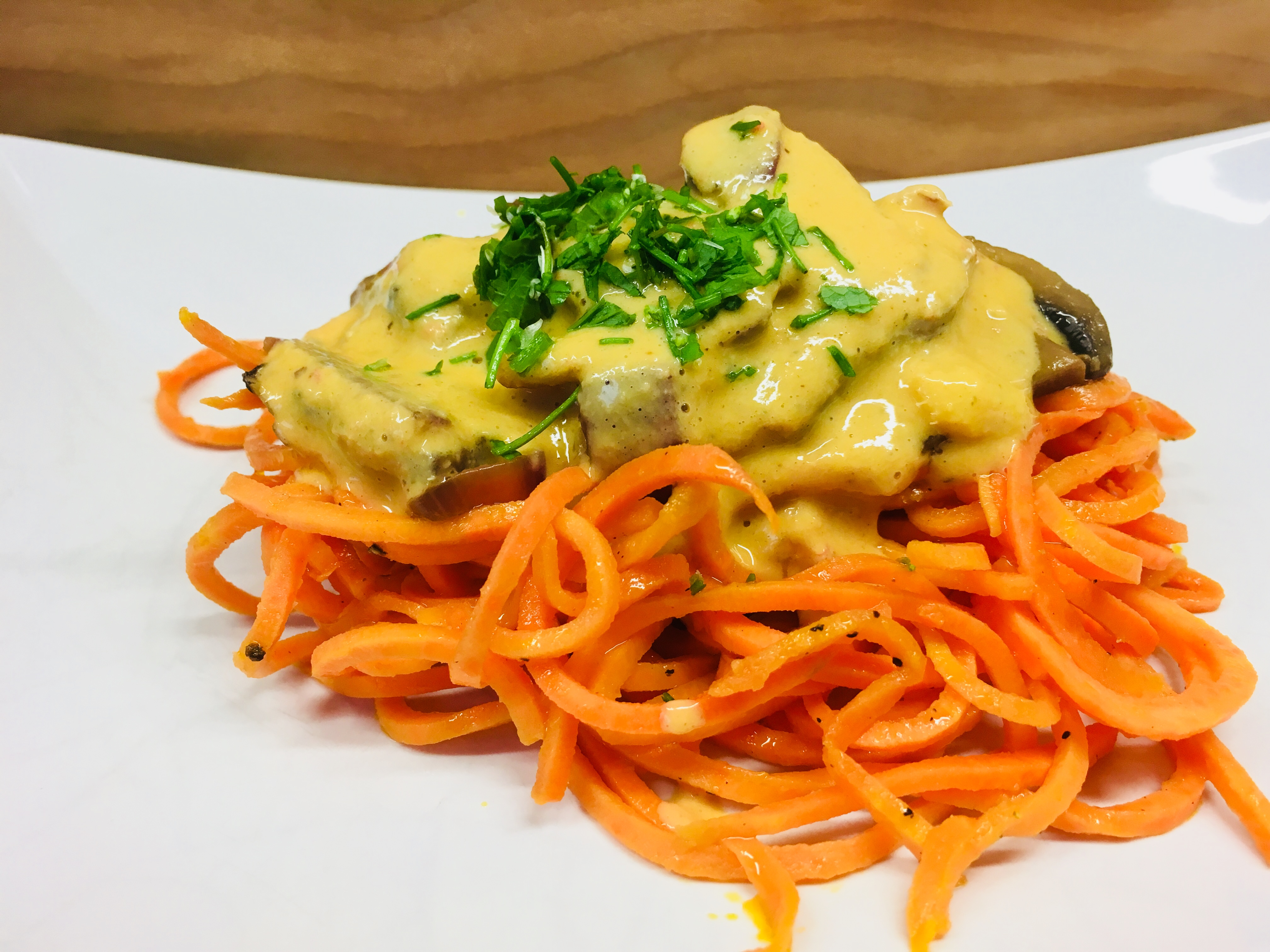 Süßkartoffel Pasta mit marinierten Champignons und Knoblauch Ingwer Tahini