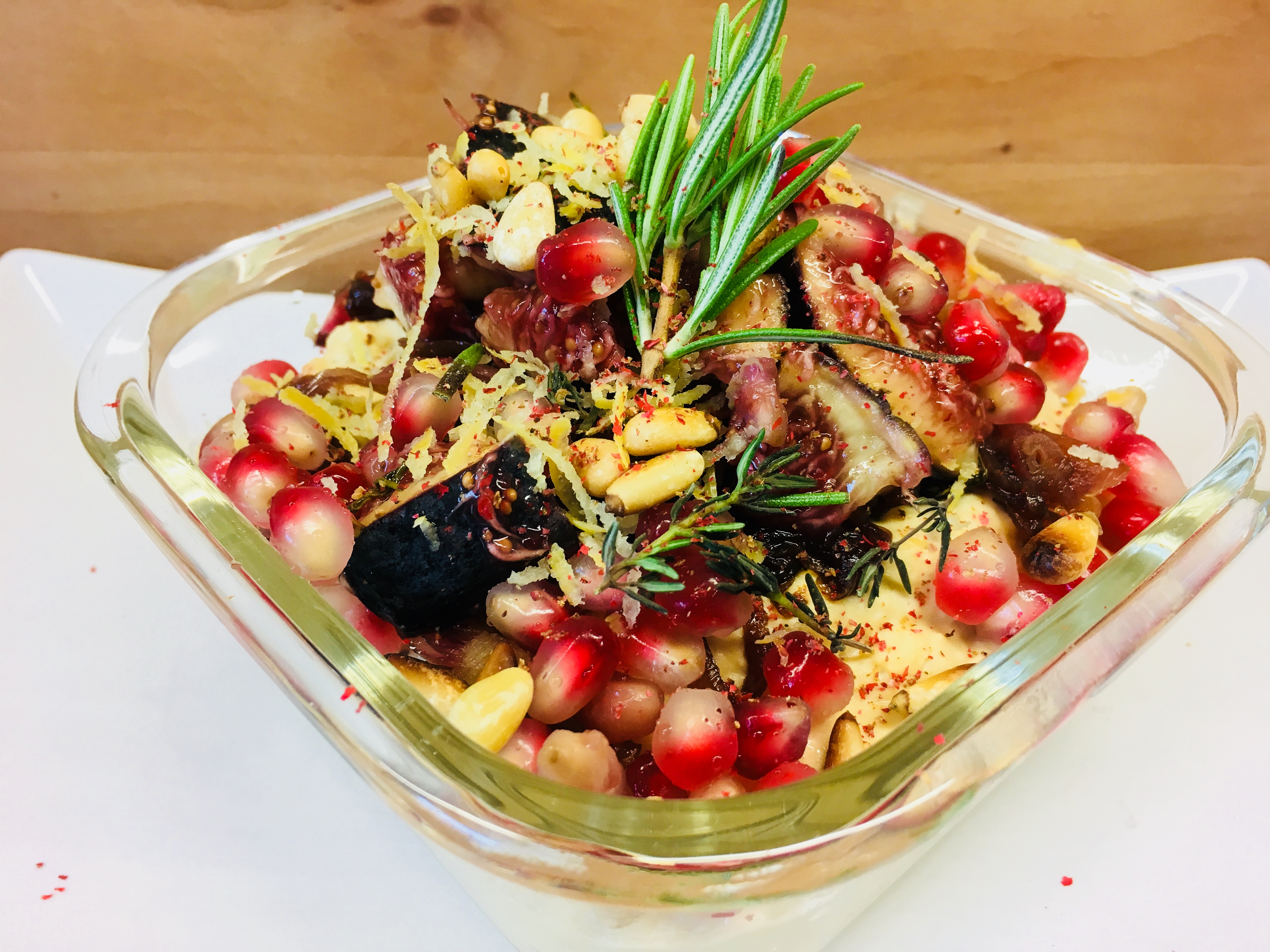 Spiced Hummus mit Feigen, roten Balsamico Zwiebeln, Granatapfelkernenund roten Pfefferbeeren