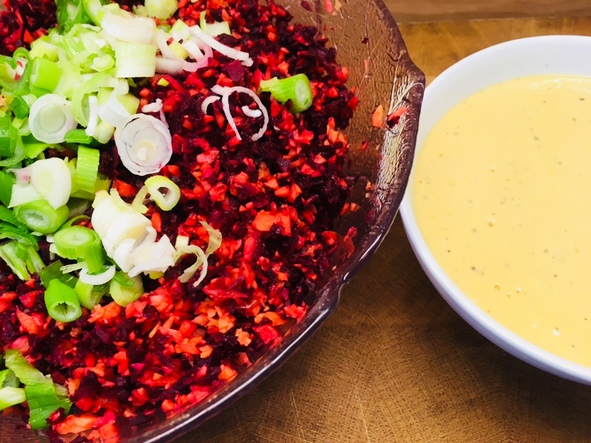Karotten Rote Bete Salat mit Berberizen und Orangen-Ingwer-Miso Dressing