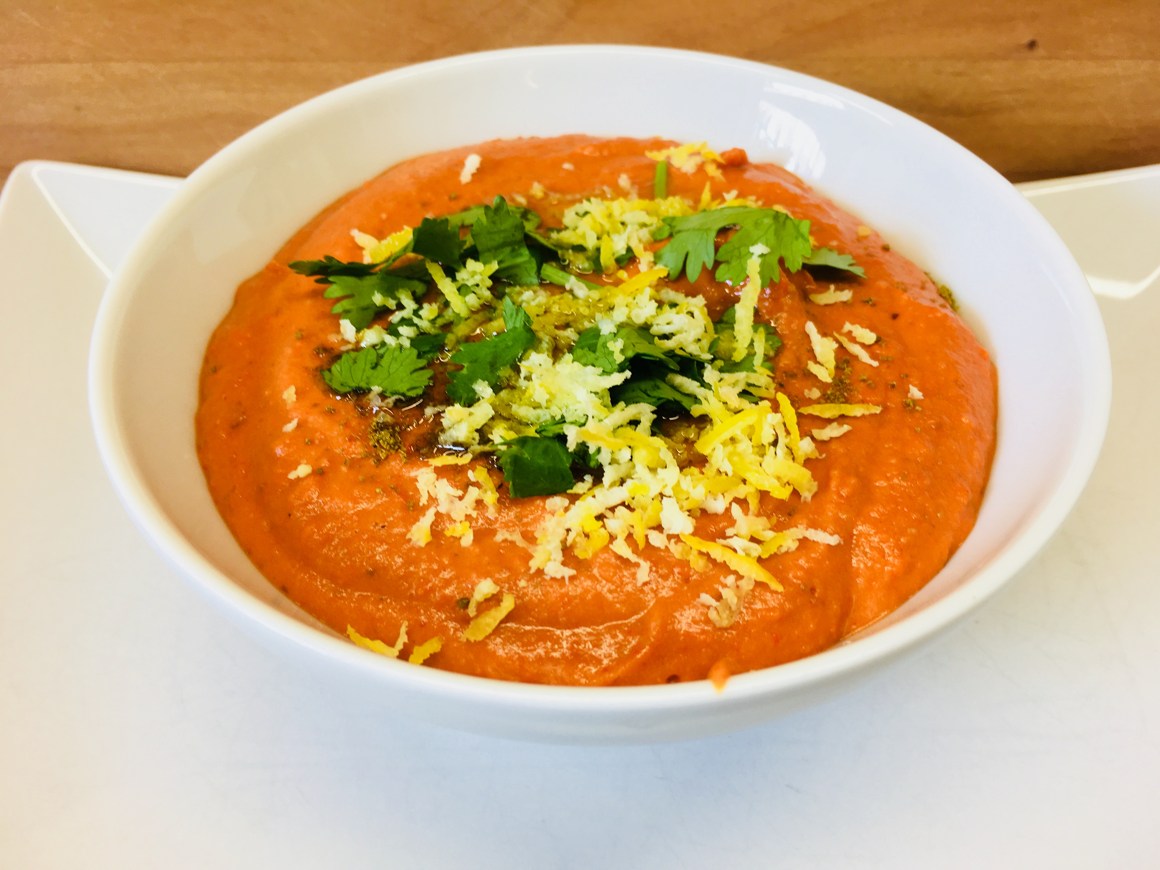 Rote Linsen Dip mit gerösteten Paprika, Tahini und Harissa