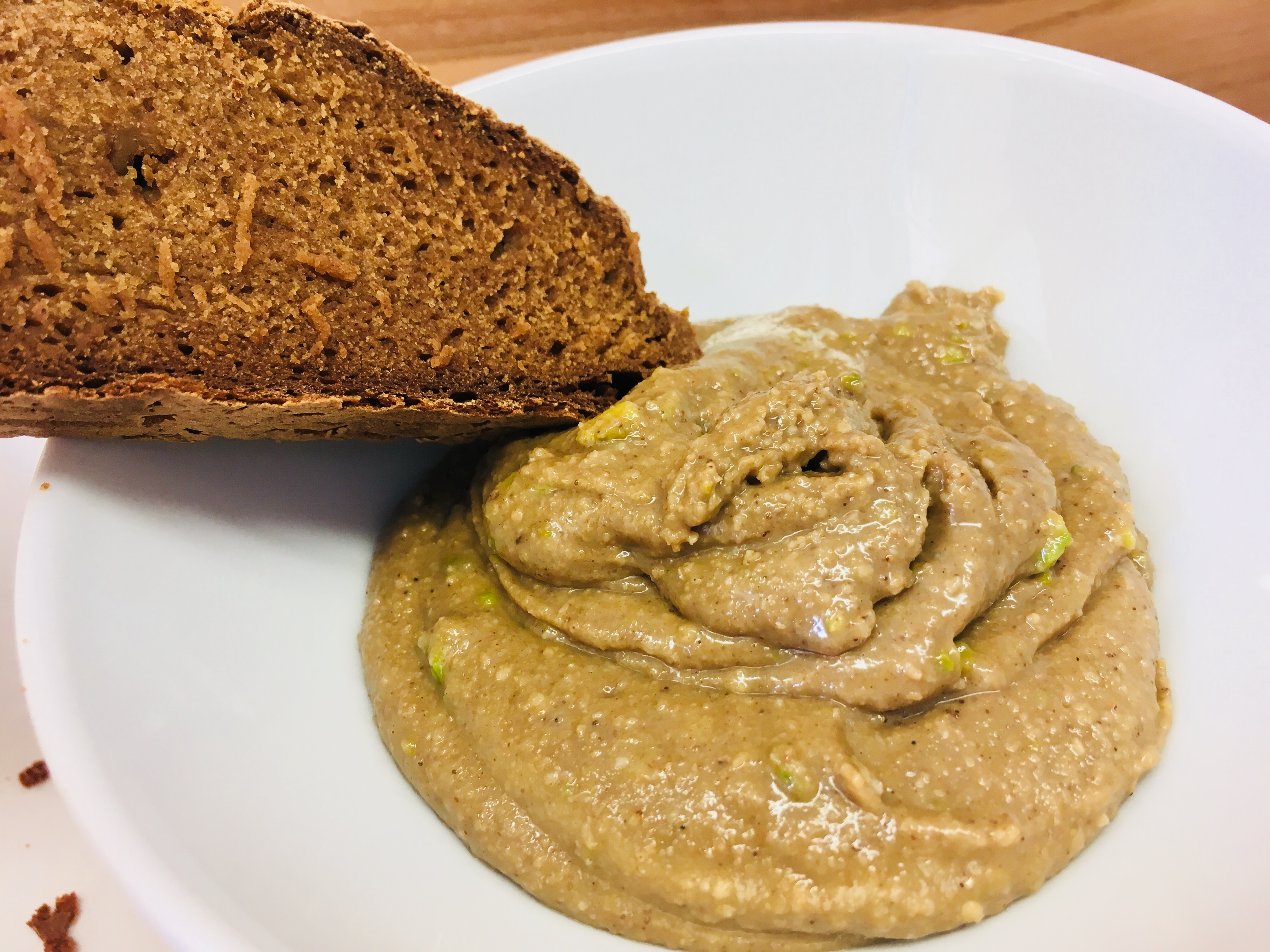 Halva Brotaufstrich aus Tahini, Honig, Mandeln und Pistazien
