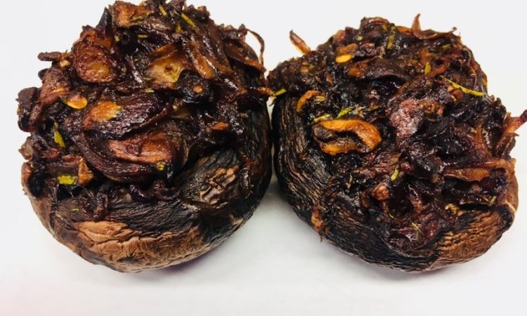 Gefüllte Portobello Pilze mit karamellisierten Balsamico Zwiebeln, Datteln und Rosmarin