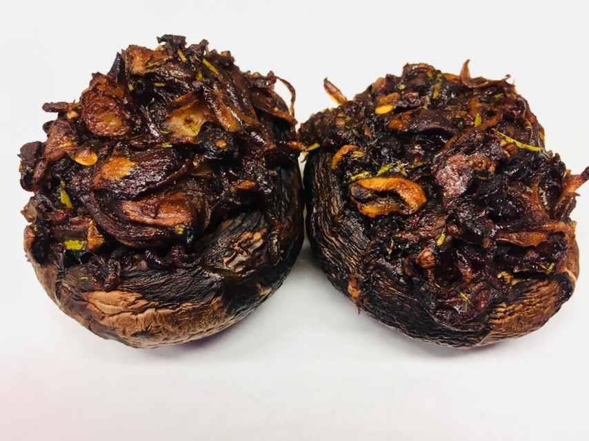 Gefüllte Portobello Pilze mit karamellisierten Balsamico Zwiebeln, Datteln und Rosmarin