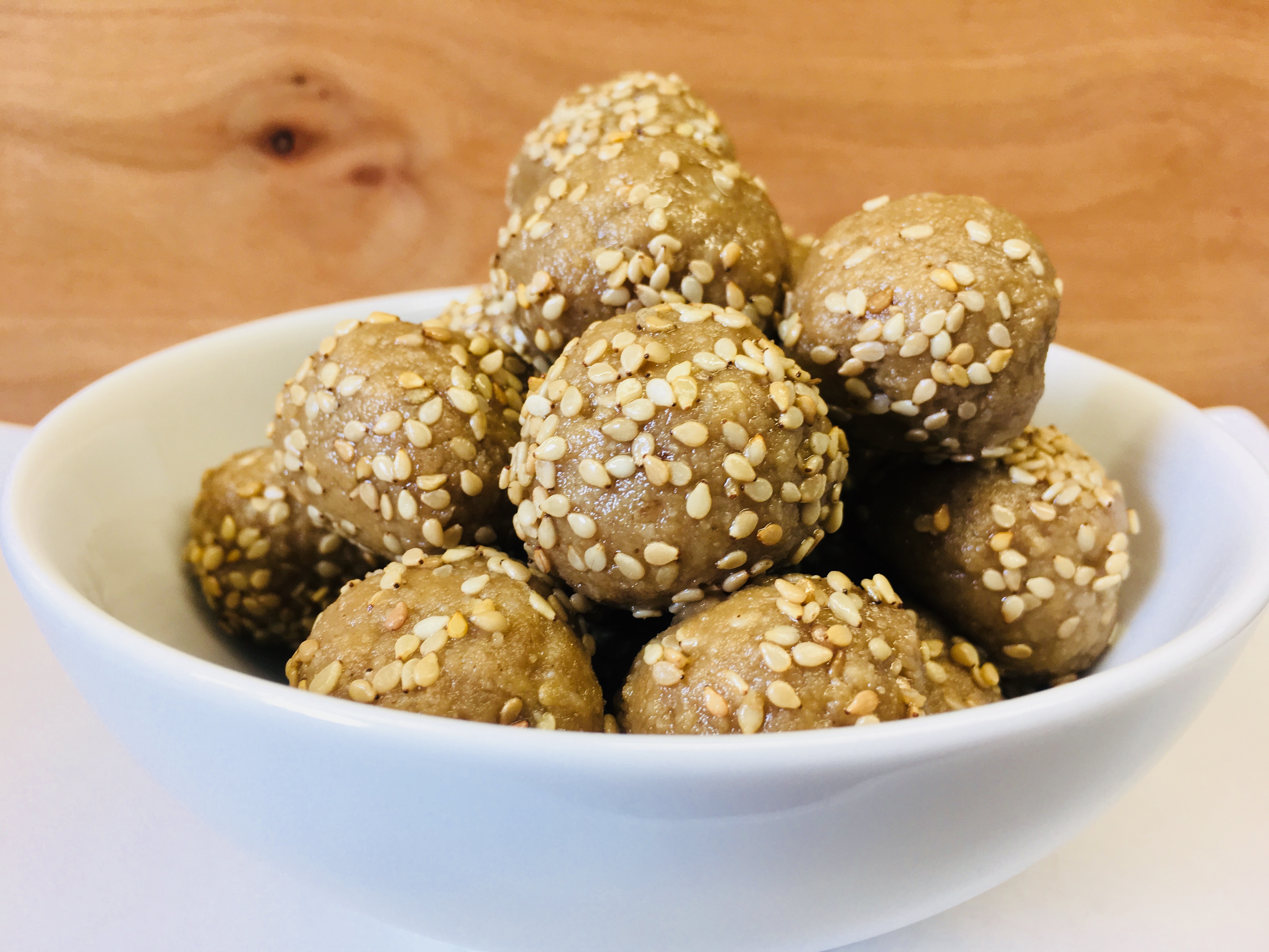 Halva Energiebällchen aus Sesam, Mandeln und Honig
