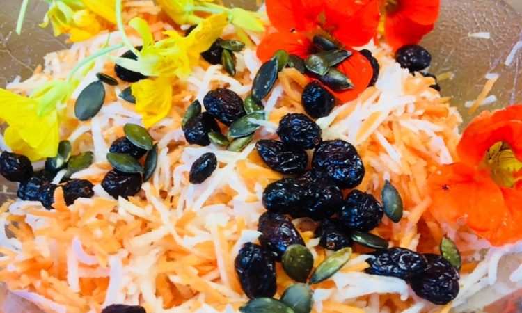 Rettich Karotten Salat mit Kürbiskernen und Zitronen-Senf Dressing