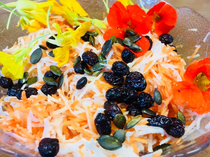 Rettich Karotten Salat mit Kürbiskernen und Zitronen-Senf Dressing