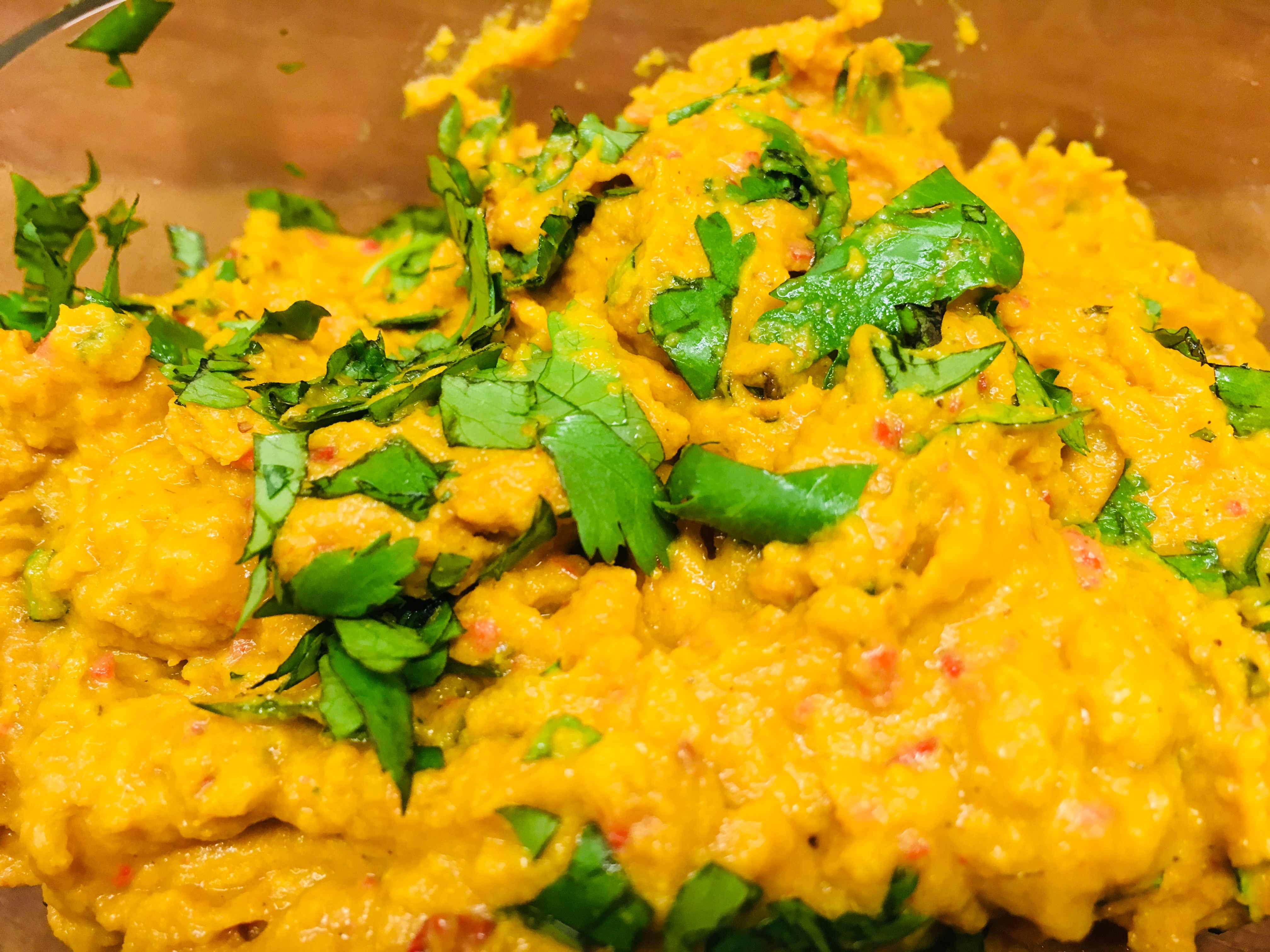 Süßkartoffel Dip mit Tahini, Paprika und Curry