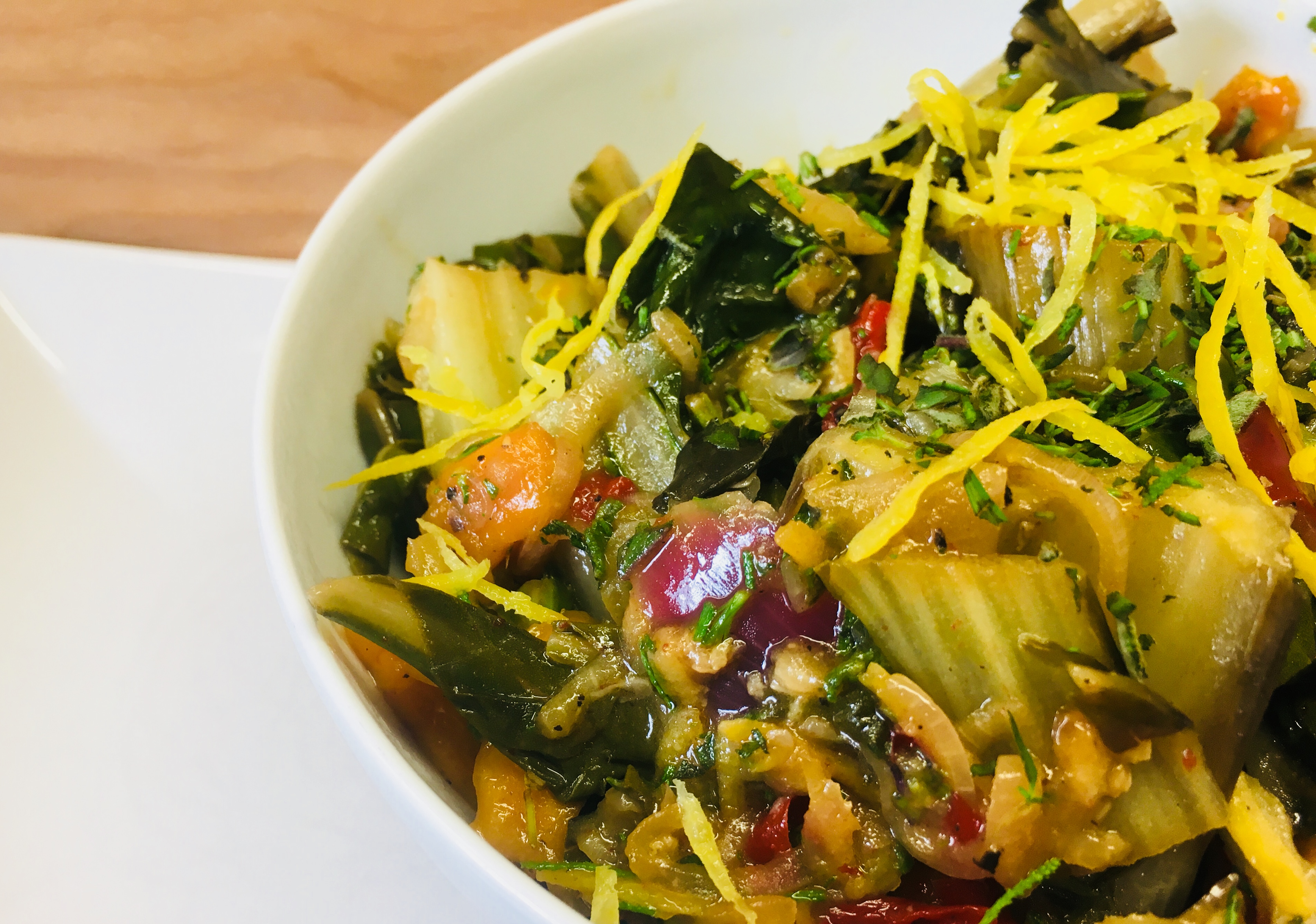 Mangold mit Zitrone, Mango, Knoblauch und Chili