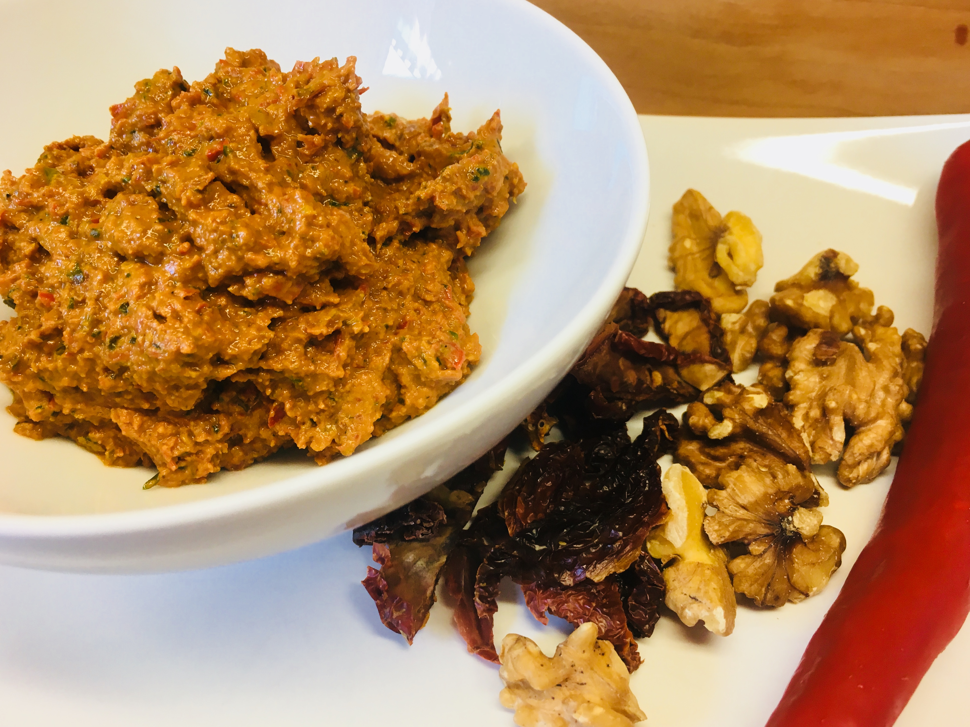 Tomaten Walnuss Dip mit Paprika und Chili