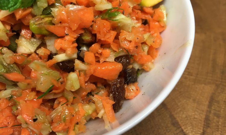 Karotten Fenchel Salat mit Pistazien und Orangen Ingwer Dressing