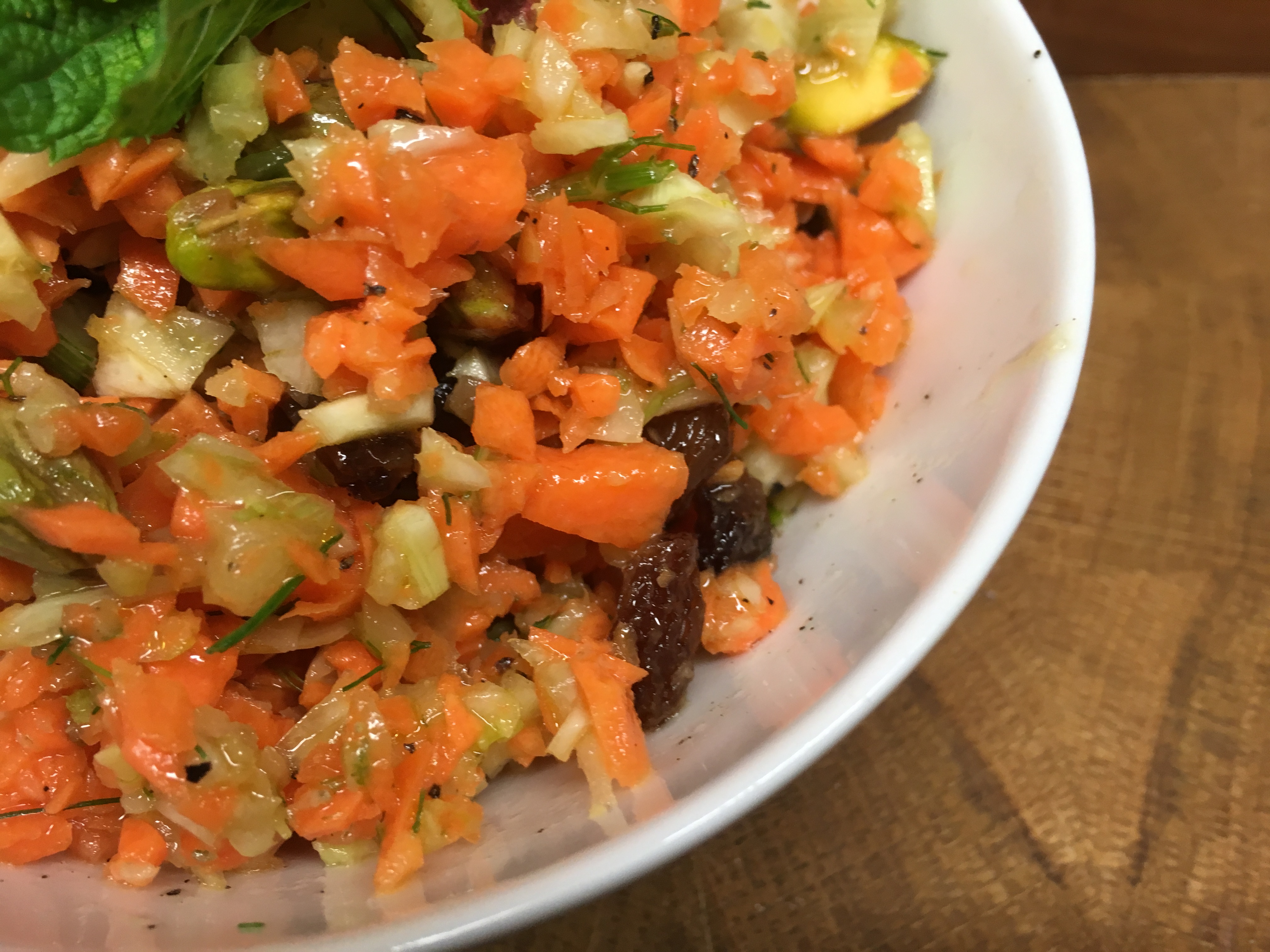 Karotten Fenchel Salat mit Pistazien und Orangen Ingwer Dressing