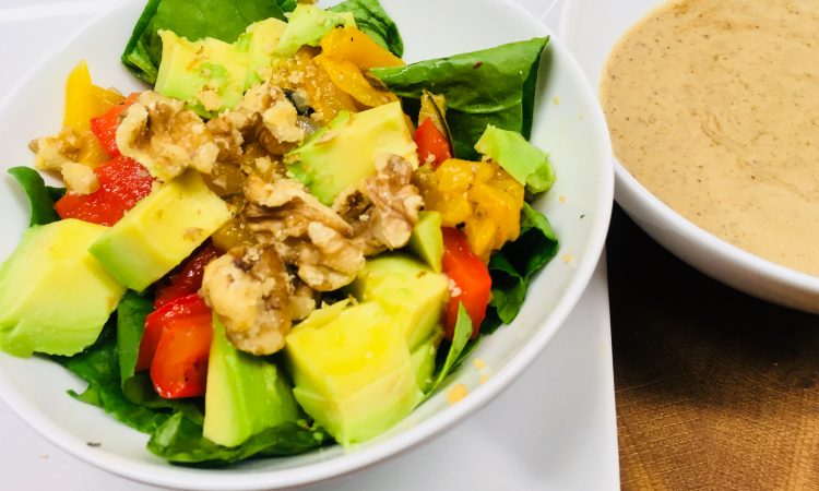 Paprika Avocado Salat mit Dattel Walnuss Vinaigrette
