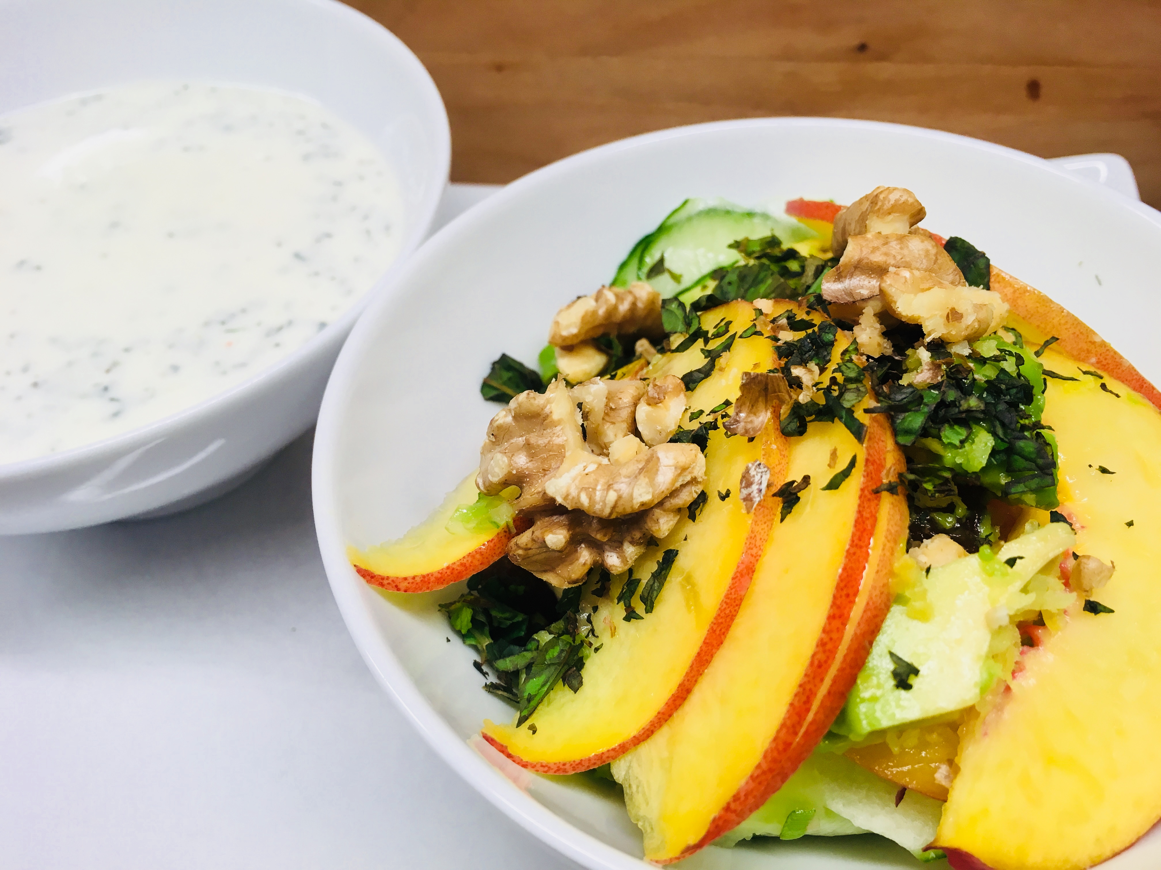 Gurkensalat mit Nektarinen, Walnüssen und Joghurt Minze Dressing