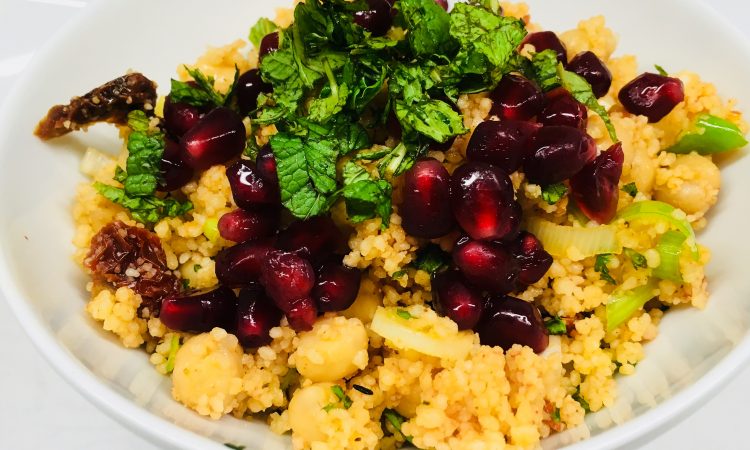 Couscous Salat mit getrockneten Tomaten, Kichererbsen und Granatapfelkernen
