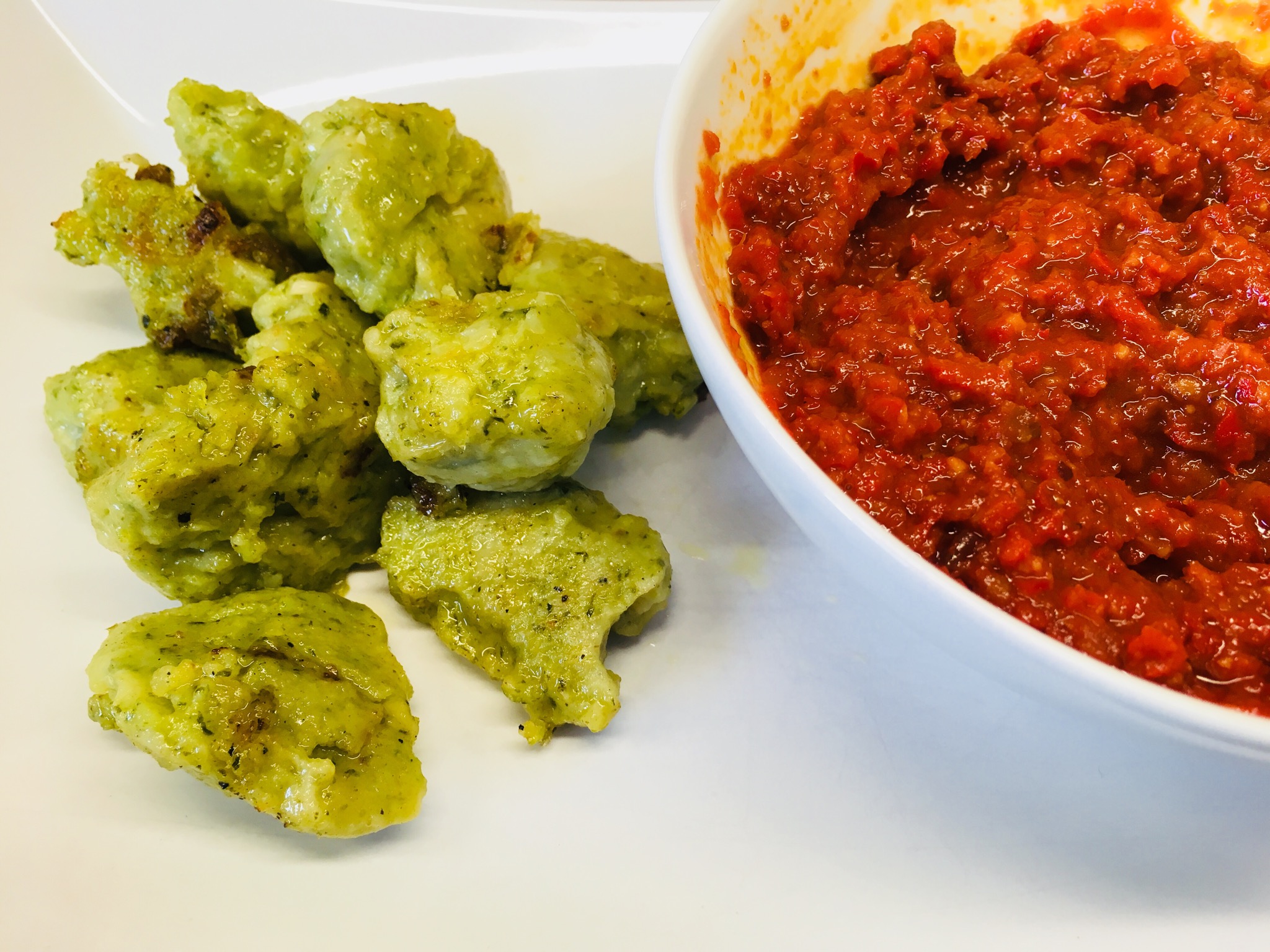Bärlauch Gnocchi mit Thymian Zitronen Öl und Paprika Chili Dip