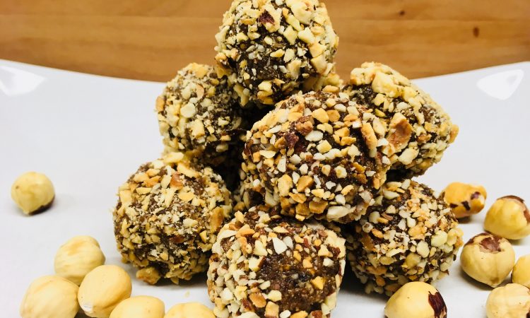 Feigen-Mandeln Energiebällchen mit Haselnüssen