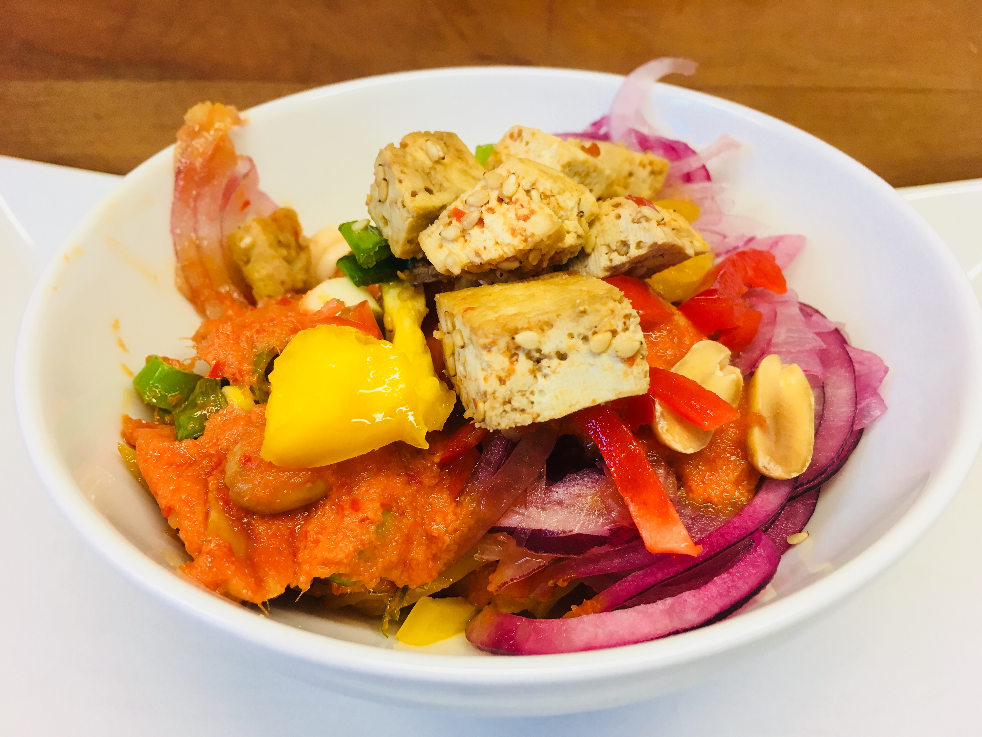 Pikanter Paprika-Gurken Salat mit gebratenem Sesam-Tofu