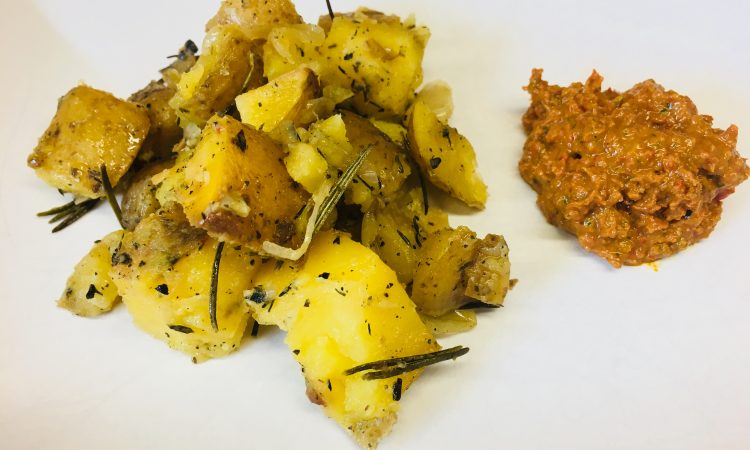 Geröstete Kartoffeln mit Tomaten Walnuss Chili Dip