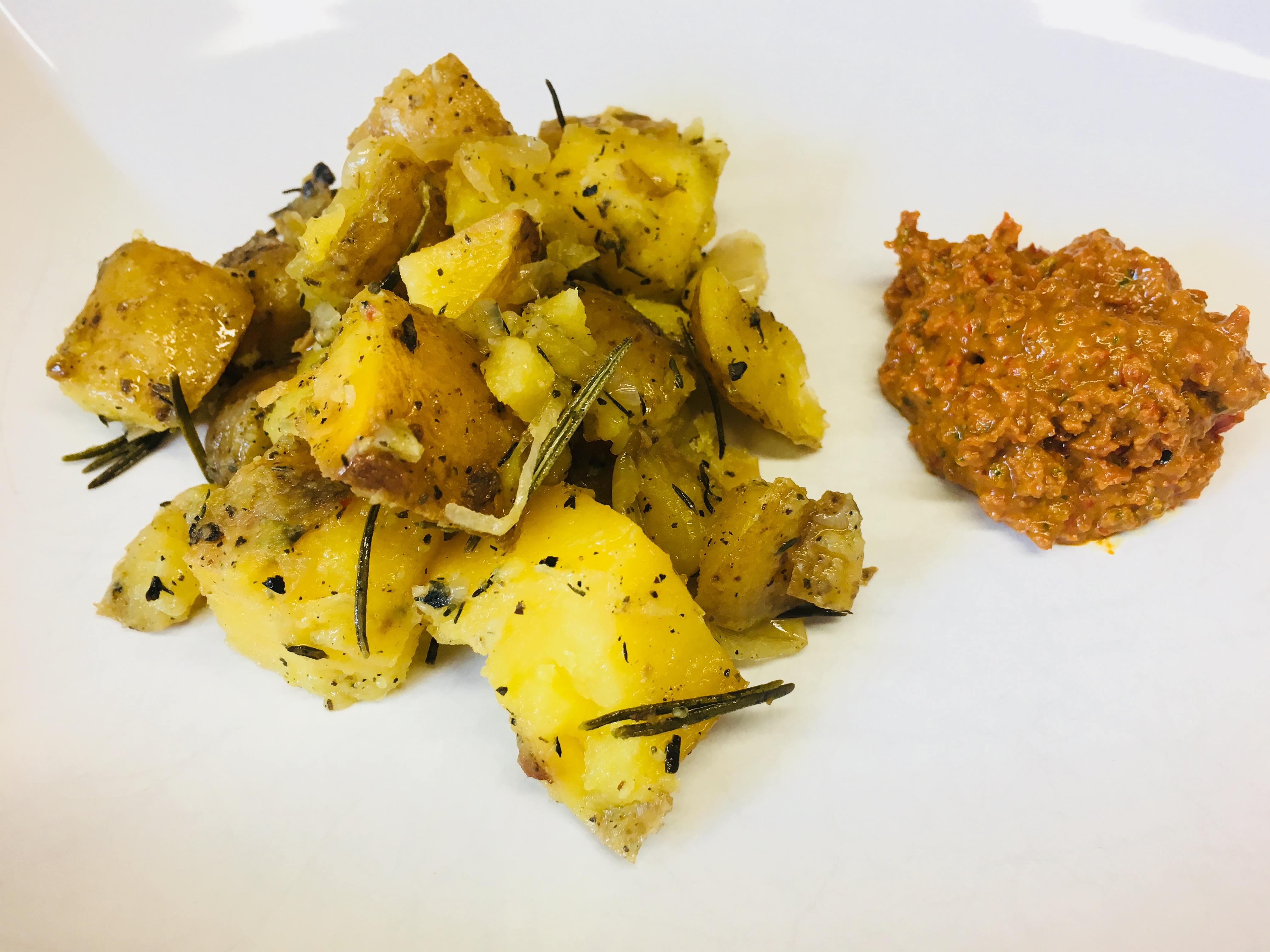 Geröstete Kartoffeln mit Tomaten Walnuss Chili Dip
