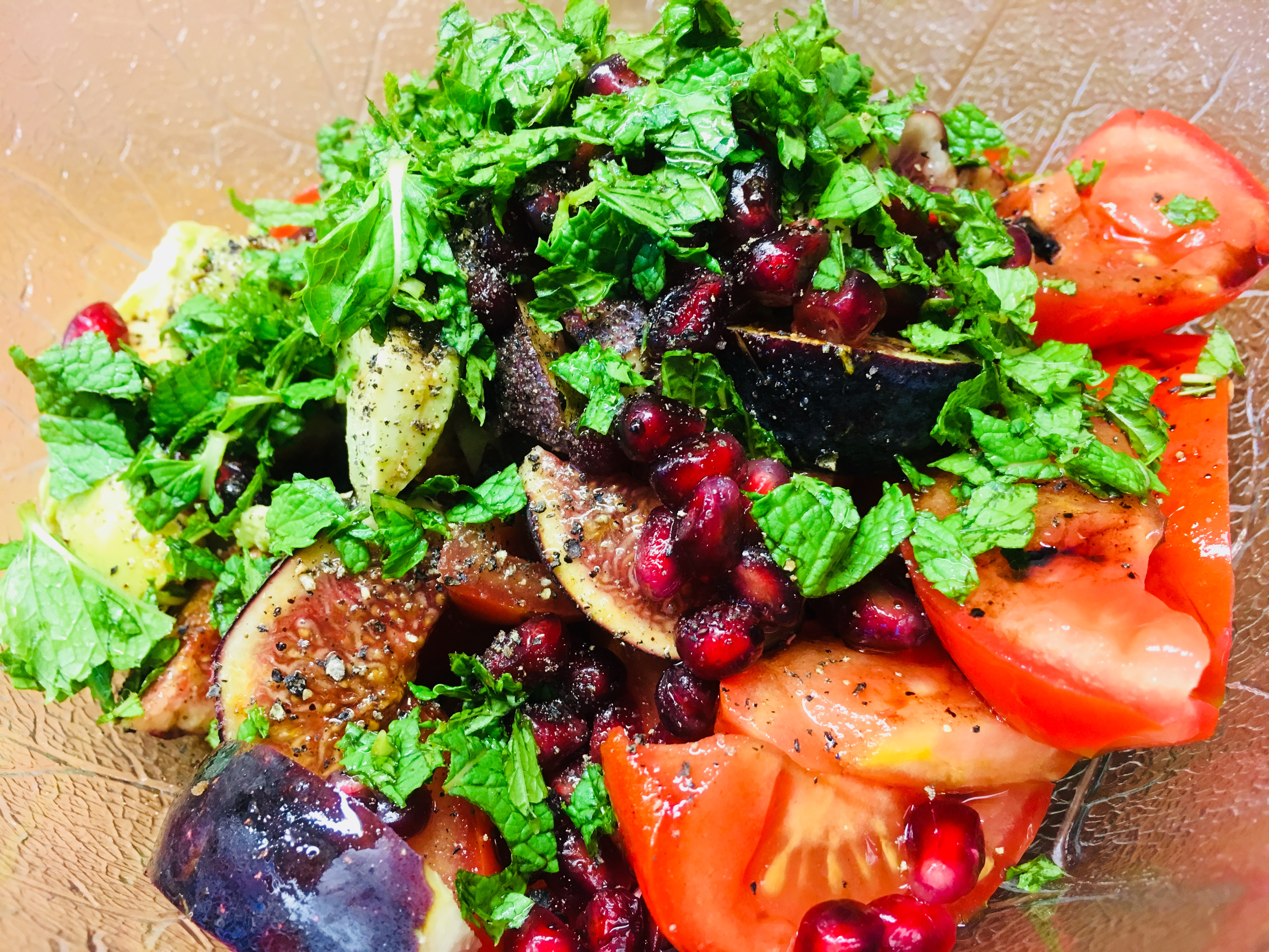 Tomaten Salat mit Feigen, Avocado und Granatapfelkernen