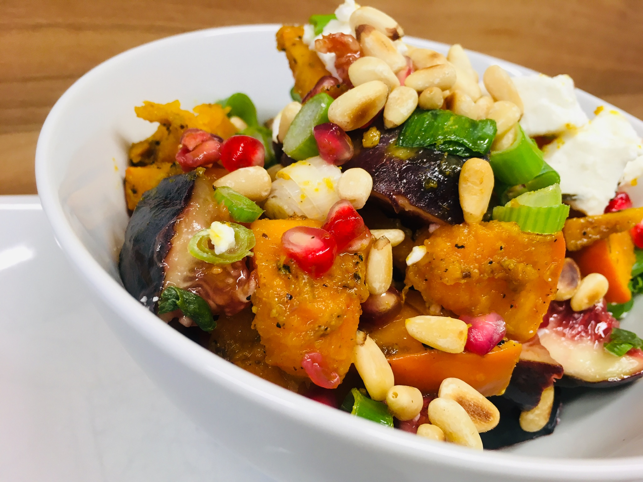 Kürbis Salat mit Granatapfelkernen, Feigen und Feta