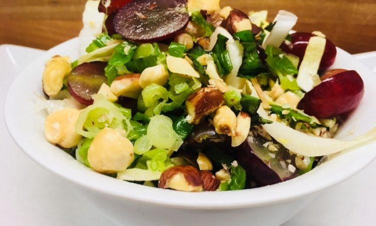 Chicorée Salat mit Haselnüssen, Trauben und Haselnuss-Feigen-Senf Vinaigrette