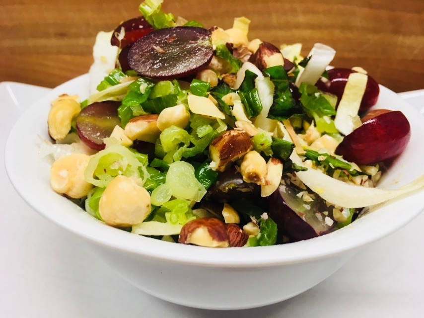 Chicorée Salat mit Haselnüssen, Trauben und Haselnuss-Feigen-Senf Vinaigrette