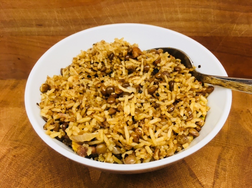Linsen Reis mit Aprikosen, Pistazien und karamellisierten Zwiebeln