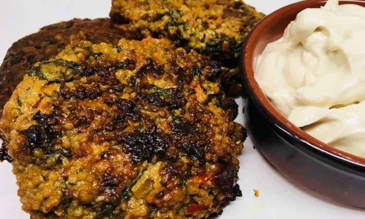 Hirse Buletten mit Karotten & Spinat und Tahini Dip