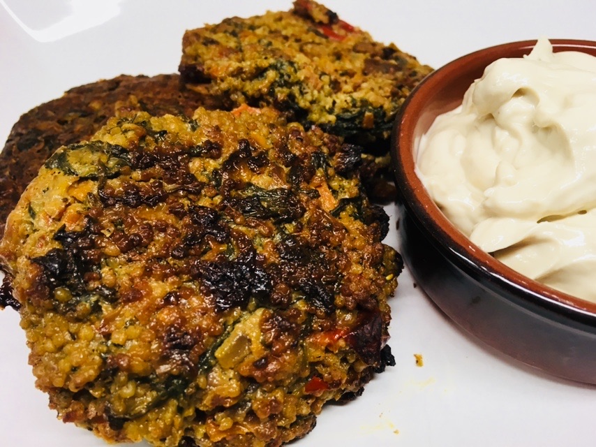 Hirse Buletten mit Karotten & Spinat und Tahini Dip