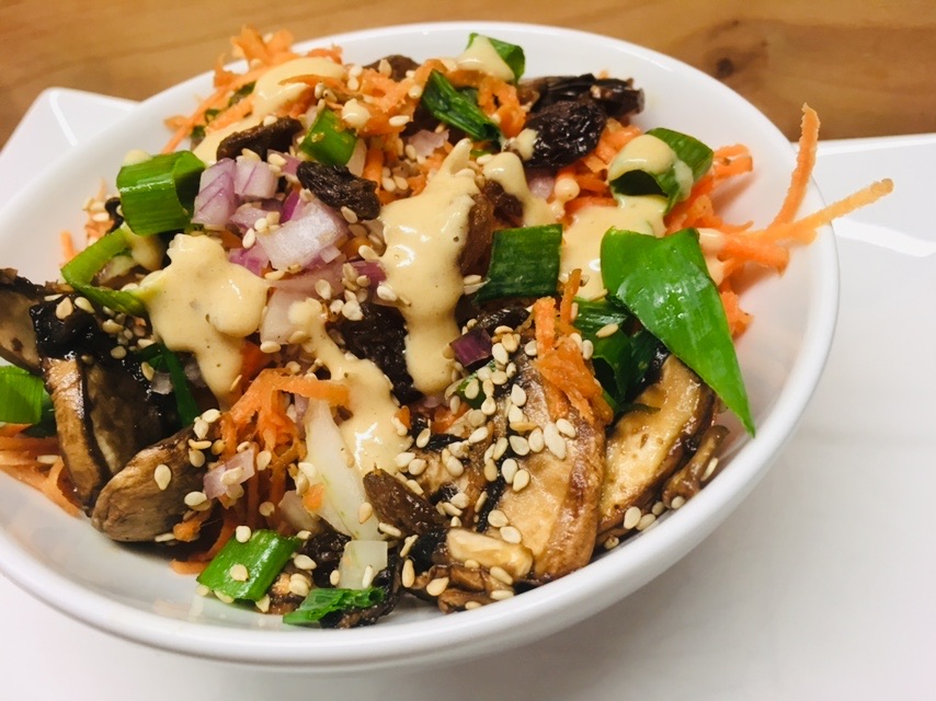 Karotten Salat mit marinierten Champignons und Sweet Miso Dressing