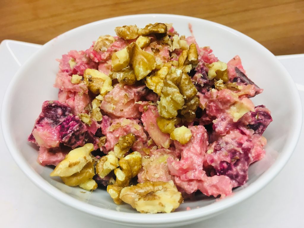 Rohkost Salat aus Avocado, Rote Bete, Apfel und Walnüssen mit Cashew ...