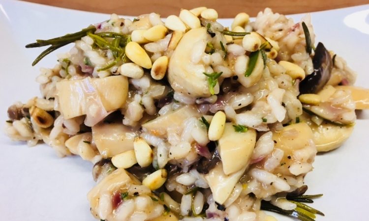 Risotto mit Kräuterseitlingen, Rosmarin und Pinienkernen