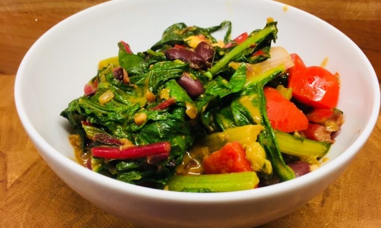 Bunter Mangold mit Kidney Bohnen, Paprika und Erdnüssen