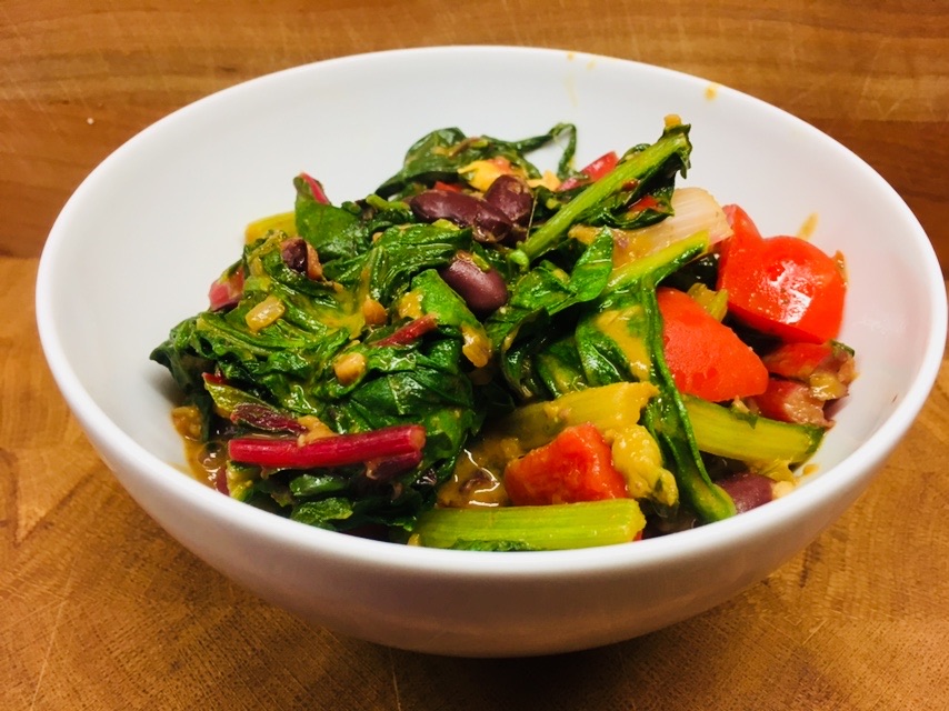 Bunter Mangold mit Kidney Bohnen, Paprika und Erdnüssen